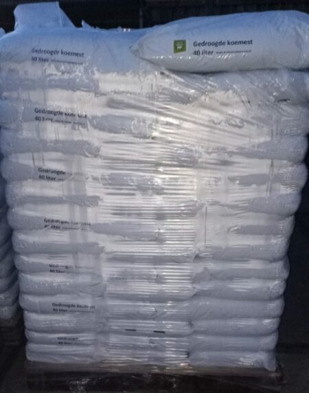 Gedroogde koemest (40 ltr) hele pallet 70 st vers van de pers
