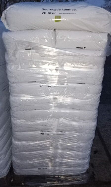 Gedroogde koemest (70 ltr) hele pallet 39 st vers van de pers